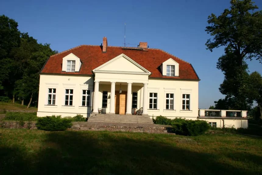 Odkryj tajemnice dworku w Chobielinie - historia i kultura w jednym miejscu