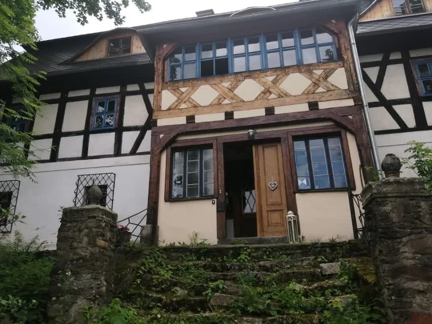 Zabytkowy dworek Mniszków 17: historia, architektura i okolice